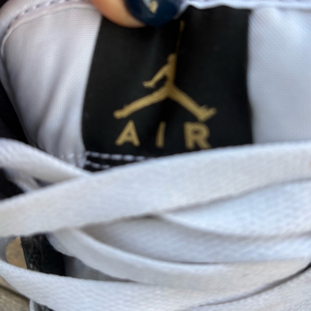 Air Jordan 1 Mid SE Patent Black Gold - Size 4.5 - Picture 6 of 11